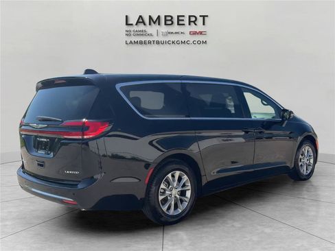 Used 2026 Chrysler Pacifica Limited FWD image 5