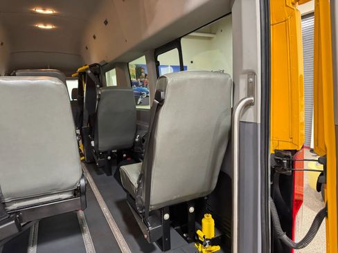Used 2019 Ford Transit 350 XL image 34