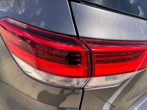 Used 2018 Toyota Highlander LE FWD image 27