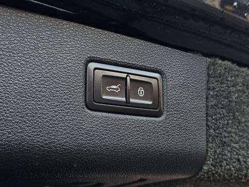 Used 2018 Bentley Bentayga image 16