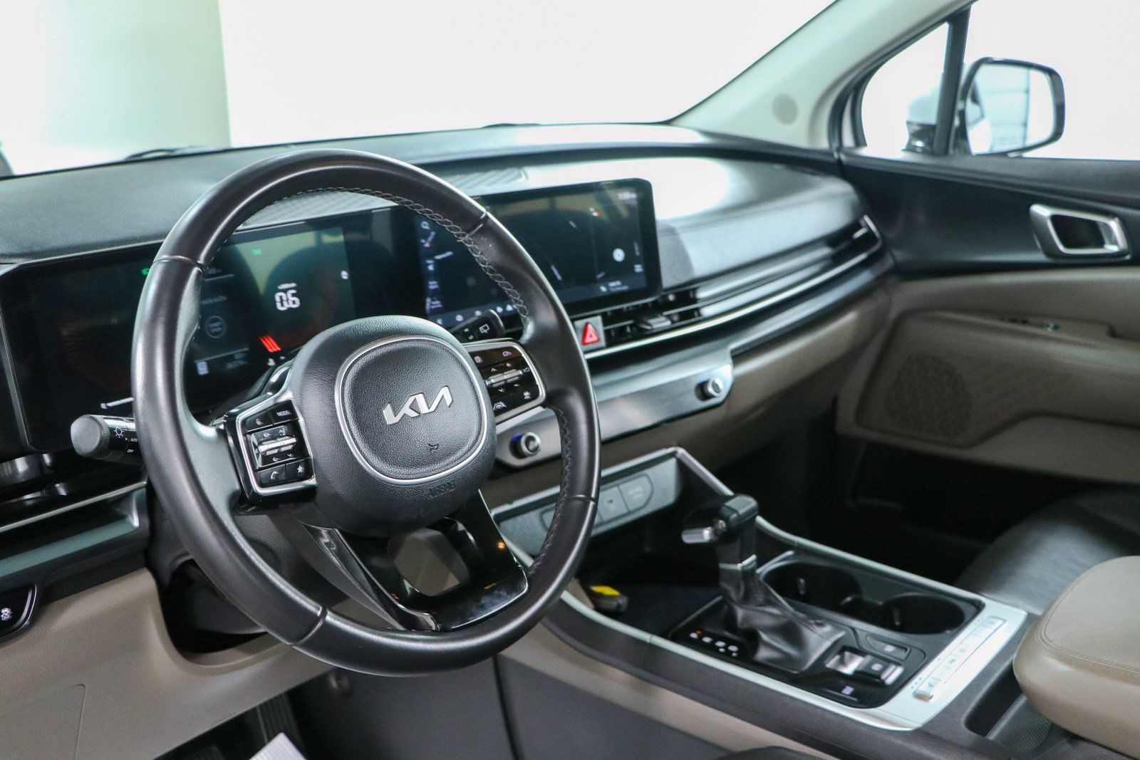 Used 2025 Kia Carnival FWD image 22