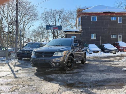 Used 2019 Dodge Journey SE w/ Connectivity Group FWD image 3