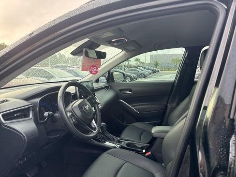 Used 2022 Toyota Corolla Cross XLE image 6