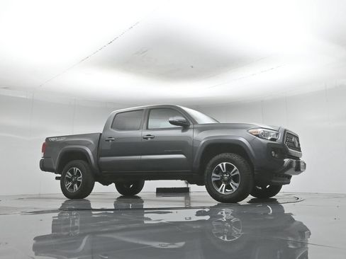 Used 2019 Toyota Tacoma TRD Sport AWD/4WD image 4