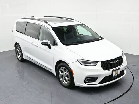 Used 2023 Chrysler Pacifica Limited image 17