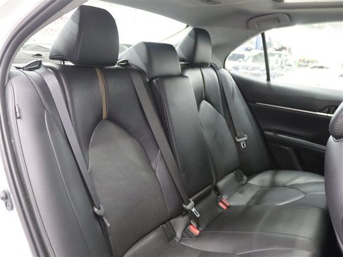 Used 2020 Toyota Camry XLE FWD image 19