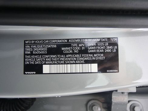 Used 2025 Volvo XC40 B5 Plus w/ Climate Package image 23