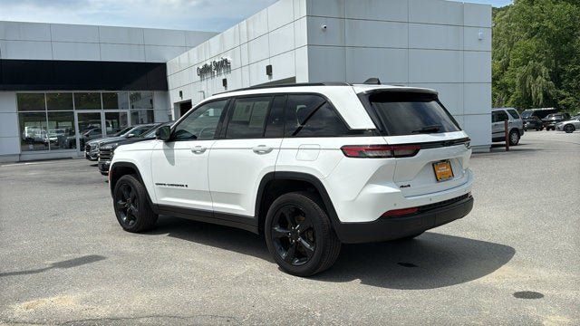 Used 2023 Jeep Grand Cherokee Altitude AWD/4WD image 8