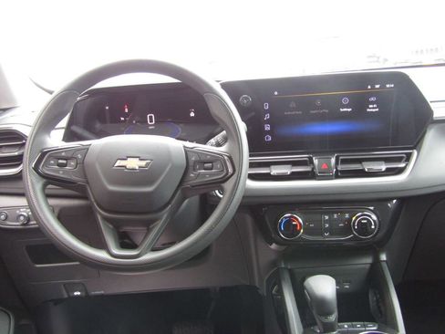 Used 2025 Chevrolet TrailBlazer LT AWD/4WD image 5