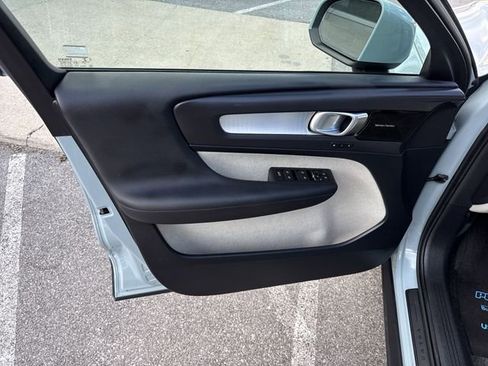 Used 2019 Volvo XC40 T5 Momentum AWD/4WD image 23
