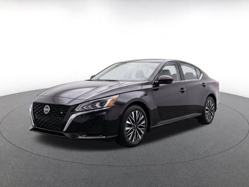 Used 2025 Nissan Altima 2.5 SV FWD image 3