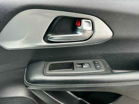 Used 2022 Chrysler Pacifica Touring-L w/ Uconnect Theater Family Group FWD image 22