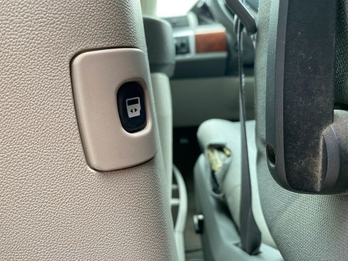 Used 2009 Chrysler Town & Country Touring FWD image 11