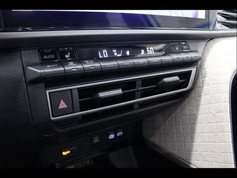 Used 2025 Toyota Camry XLE AWD/4WD image 29