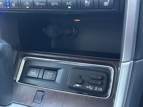 Certified 2022 Subaru Ascent Touring AWD/4WD image 11