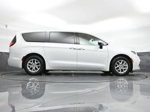 Used 2023 Chrysler Pacifica Touring-L FWD image 41