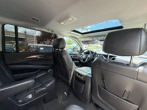 Used 2020 Cadillac Escalade ESV Luxury RWD image 16