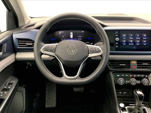 Used 2024 Volkswagen Taos SE image 5