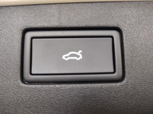 New 2025 Volkswagen Tiguan SE image 16