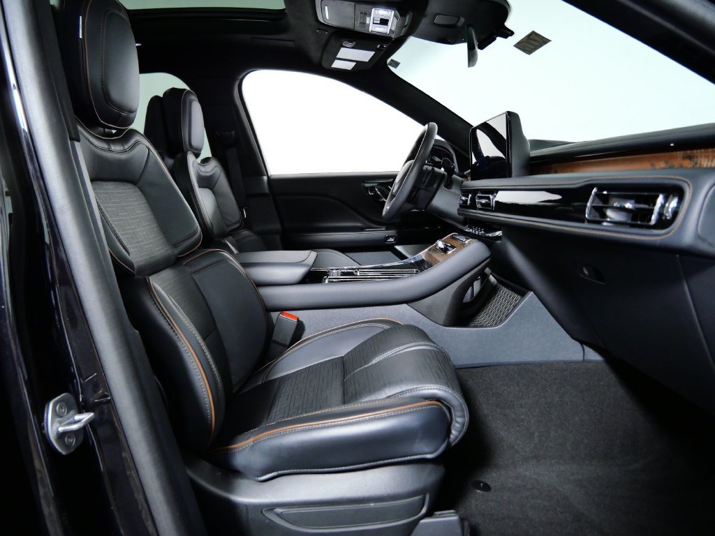 Certified 2025 Lincoln Aviator Black Label AWD/4WD image 10