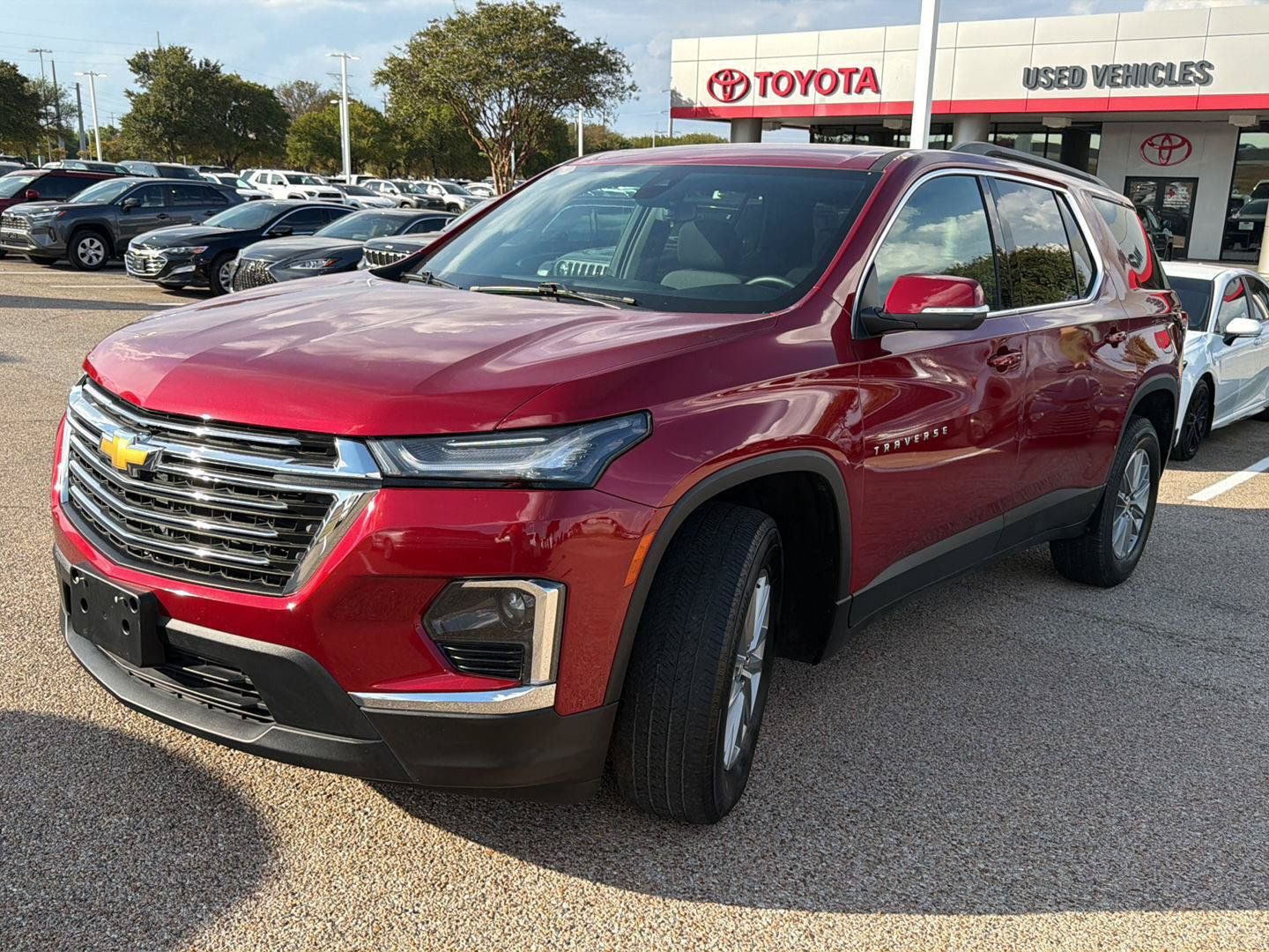Used 2023 Chevrolet Traverse LT FWD image 3