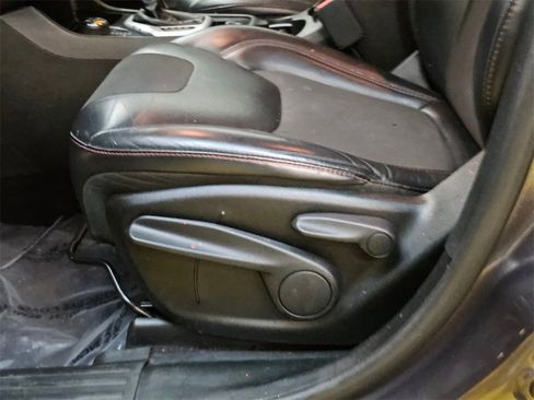 Used 2017 Jeep Cherokee Trailhawk image 24