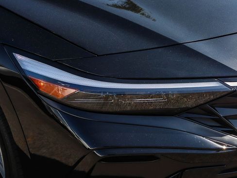 Used 2025 Hyundai Elantra Limited FWD image 4