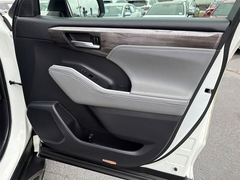 Used 2021 Toyota Highlander Limited image 14