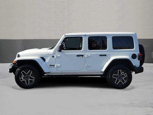 Used 2025 Jeep Wrangler Unlimited Sahara AWD/4WD image 3