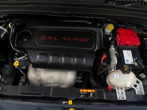 Used 2019 Jeep Renegade Latitude w/ Safety & Security Group II FWD image 9