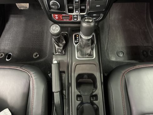 Used 2025 Jeep Wrangler Unlimited Rubicon AWD/4WD image 19