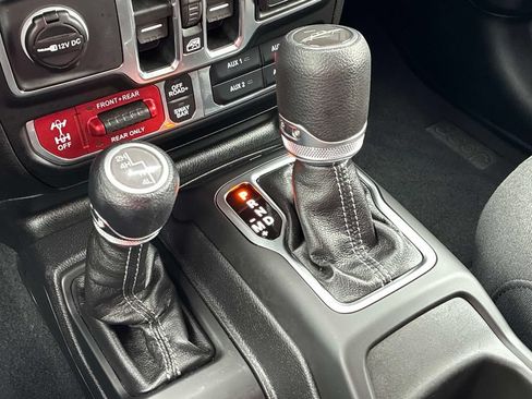 Used 2026 Jeep Gladiator Rubicon w/ Dual Top Group AWD/4WD image 27