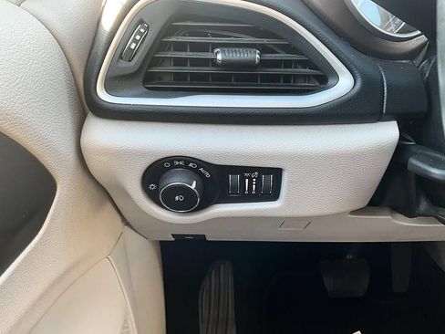 Used 2018 Chrysler Pacifica Touring-L w/ Tire & Wheel Group FWD image 16