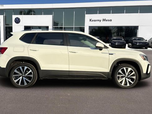 Used 2022 Volkswagen Taos SE image 3