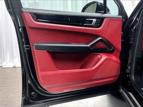 Used 2021 Porsche Cayenne image 25