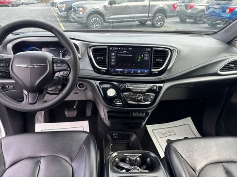 Used 2024 Chrysler Pacifica Touring-L w/ S Appearance Package AWD/4WD image 27