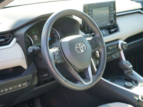 Used 2022 Toyota RAV4 XLE Premium image 9