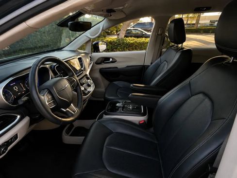 Used 2024 Chrysler Pacifica Touring-L FWD image 22