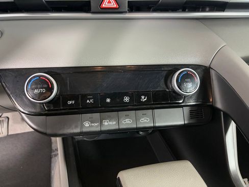 Used 2023 Hyundai Elantra SEL w/ Preferred Accessory Package image 18