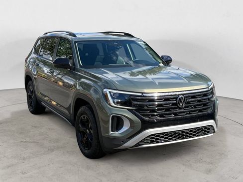 Used 2025 Volkswagen Atlas Peak Edition SE AWD/4WD image 3