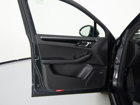 Certified 2025 Porsche Macan image 15