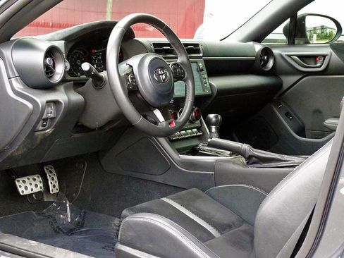 Used 2025 Toyota GR86 Premium w/ ALL Weather Mat Package (TMS) RWD image 21