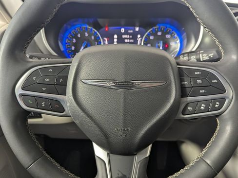 Used 2024 Chrysler Pacifica Touring-L FWD image 16