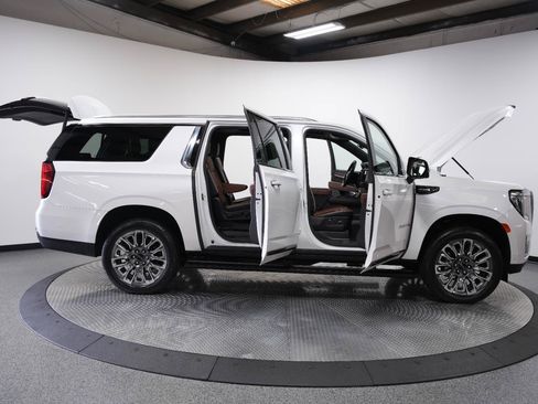 Used 2024 GMC Yukon XL Denali Ultimate AWD/4WD image 9