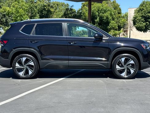 Used 2025 Volkswagen Taos SE AWD/4WD image 10