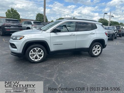 Used 2024 Jeep Compass Latitude AWD/4WD image 1