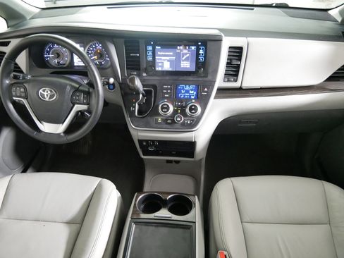 Used 2015 Toyota Sienna XLE Premium image 10