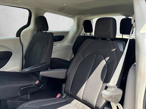 Used 2017 Chrysler Pacifica Touring w/ Tire & Wheel Group FWD image 20