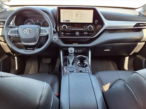 Used 2025 Toyota Highlander Platinum image 18
