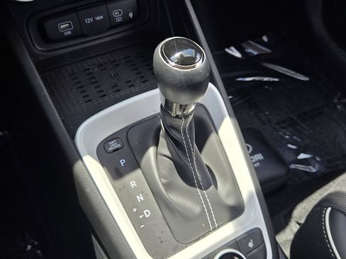 Certified 2025 Hyundai Venue Limited FWD image 22